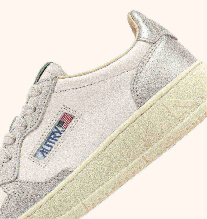 BASKETS MEDALIST LOW BICOLOR EN CUIR BLANC ET ARGENT METALLISE’