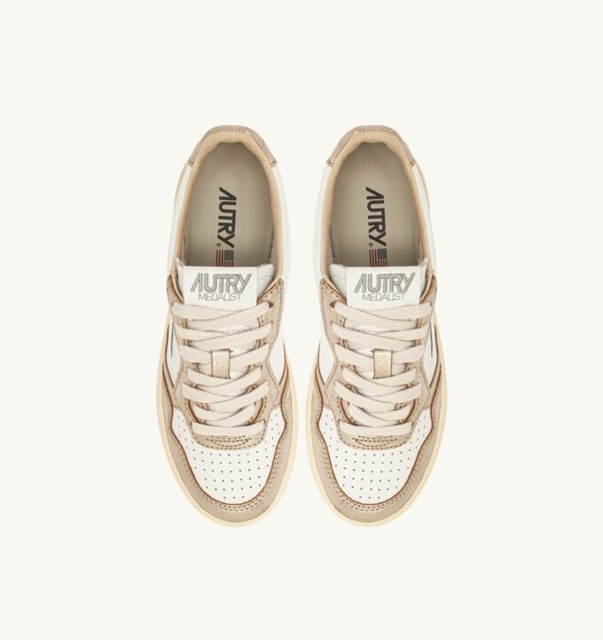 BASKETS MEDALIST LOW BICOLOR EN CUIR BLANC ET PLATINE METALLISE’ BASKETS MEDALIST LOW BICOLOR EN CUIR BLANC ET PLATINE METALLISE’