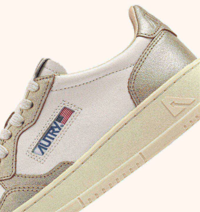 BASKETS MEDALIST LOW BICOLOR EN CUIR BLANC ET PLATINE METALLISE’ BASKETS MEDALIST LOW BICOLOR EN CUIR BLANC ET PLATINE METALLISE’