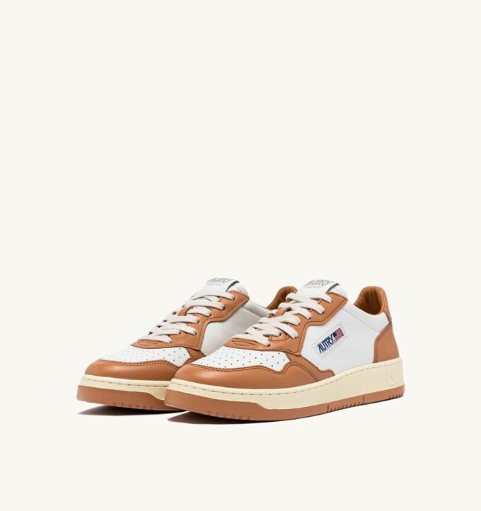 BASKETS MEDALIST LOW BICOLOR EN CUIR BLANC ET SAND STORM