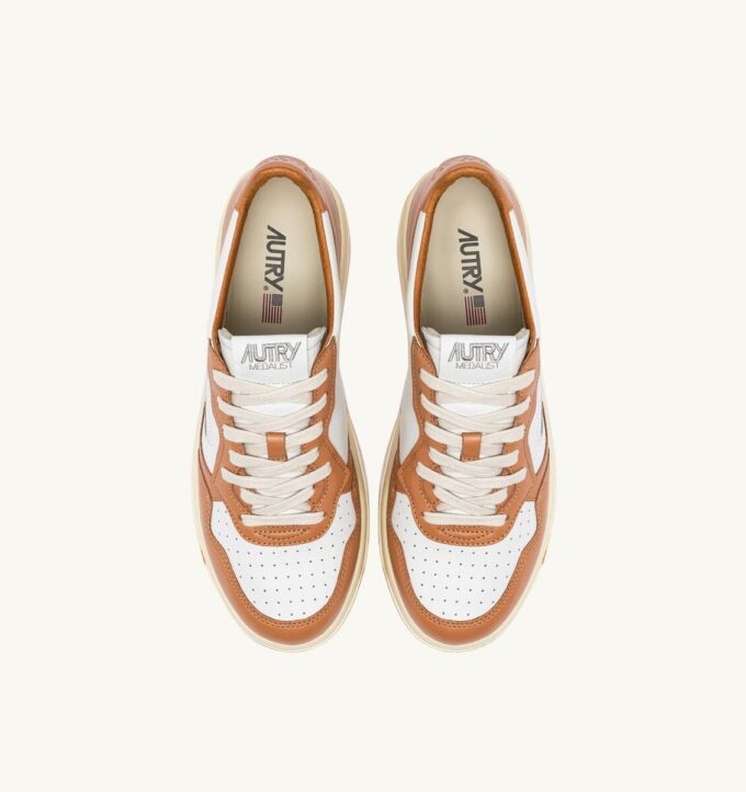 BASKETS MEDALIST LOW BICOLOR EN CUIR BLANC ET SAND STORM