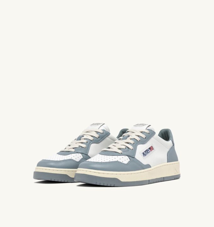 BASKETS MEDALIST LOW BICOLOR EN CUIR BLANC ET SILVER BLUE