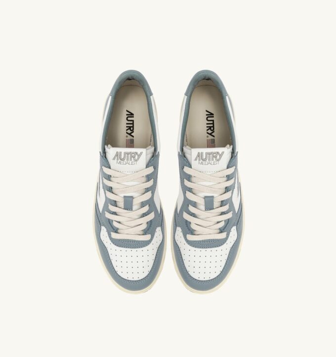 BASKETS MEDALIST LOW BICOLOR EN CUIR BLANC ET SILVER BLUE