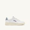 BASKETS MEDALIST LOW EN CUIR BLANC ET SILVER BLUE BASKETS MEDALIST LOW EN CUIR BLANC ET SILVER BLUE