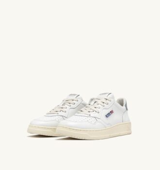 BASKETS MEDALIST LOW EN CUIR BLANC ET SILVER BLUE