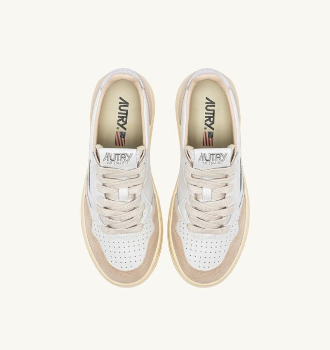 BASKETS MEDALIST LOW EN CUIR ET DAIM BLANC ET ARGENT BASKETS MEDALIST LOW EN CUIR ET DAIM BLANC ET ARGENT