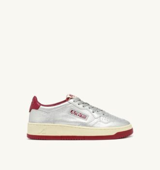 BASKETS MEDALIST LOW EN CUIR METALLIQUE ARGENT ET ROUGE