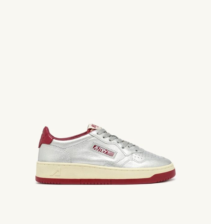 BASKETS MEDALIST LOW EN CUIR METALLIQUE ARGENT ET ROUGE