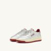 BASKETS MEDALIST LOW EN CUIR METALLIQUE ARGENT ET ROUGE
