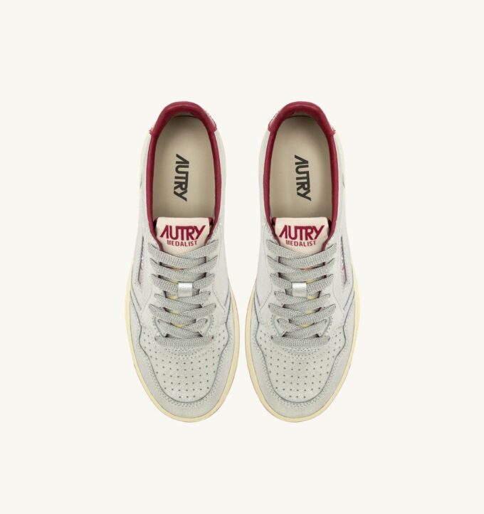 BASKETS MEDALIST LOW EN CUIR METALLIQUE ARGENT ET ROUGE