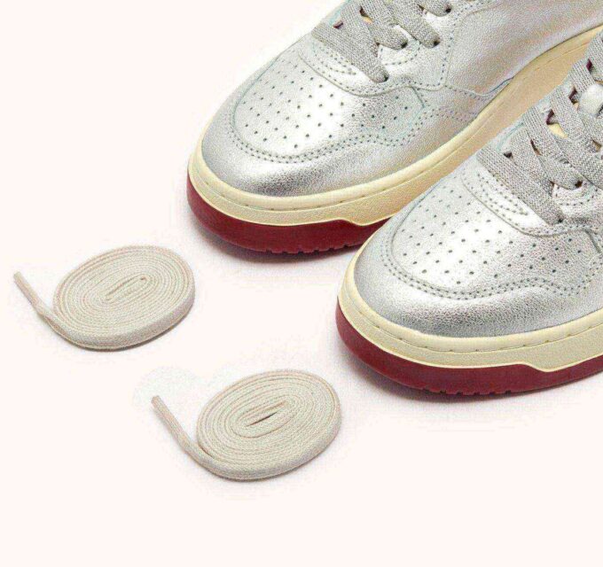 BASKETS MEDALIST LOW EN CUIR METALLIQUE ARGENT ET ROUGE