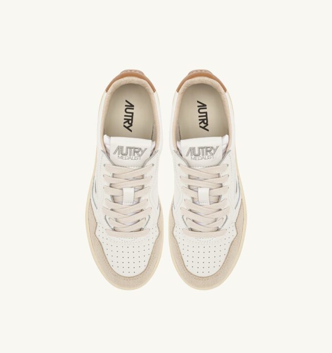 BASKETS MEDALIST LOW EN DAIM ET CUIR BLANC ET BROWN SUGAR BASKETS MEDALIST LOW EN DAIM ET CUIR BLANC ET BROWN SUGAR