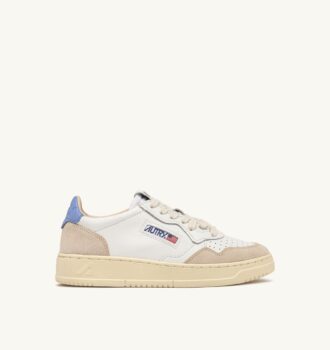 BASKETS MEDALIST LOW IN SUEDE EN CUIR BLANC ET DELLA ROBBIA BLUE