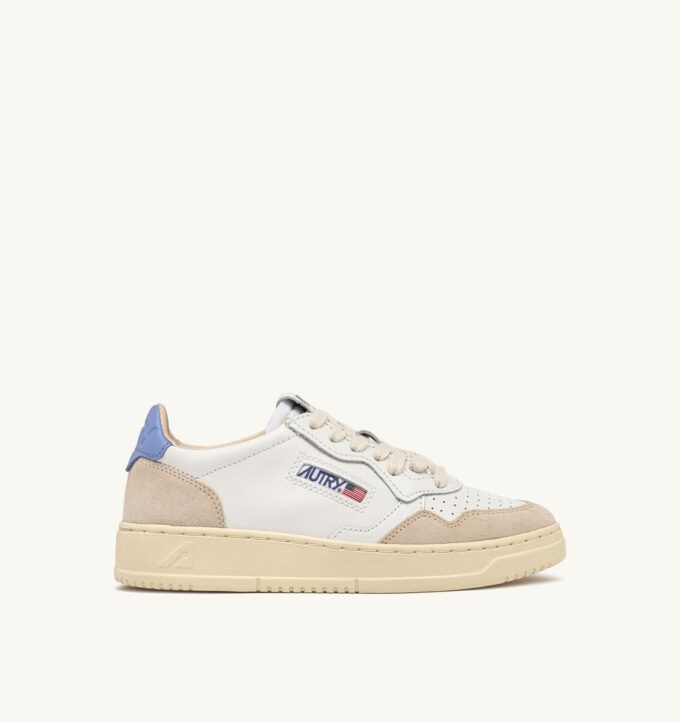 BASKETS MEDALIST LOW IN SUEDE EN CUIR BLANC ET DELLA ROBBIA BLUE BASKETS MEDALIST LOW IN SUEDE EN CUIR BLANC ET DELLA ROBBIA BLUE