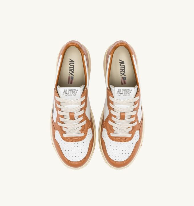MEDALIST LOW BICOLOR SNEAKERS IN WHITE AND SAND STORM LEATHER MEDALIST LOW BICOLOR SNEAKERS IN WHITE AND SAND STORM LEATHER