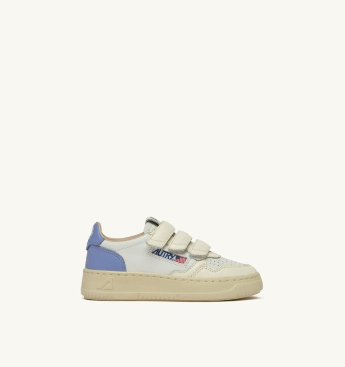 MEDALIST LOW KIDSTRIPES SNEAKERS IN LEATHER COLOR WHISPER WHITE AND DELLA ROBBIA BLUE