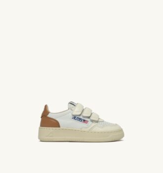 MEDALIST LOW KIDSTRIPES SNEAKERS IN LEATHER COLOR WHISPER WHITE IVORY WHITE AND BROWN SUGAR MEDALIST LOW KIDSTRIPES SNEAKERS IN LEATHER COLOR WHISPER WHITE IVORY WHITE AND BROWN SUGAR