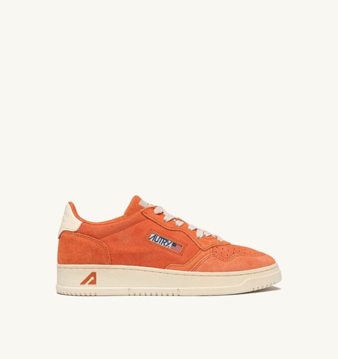 MEDALIST LOW SNEAKERS IN FANTA AND OFF WHITE SUEDE