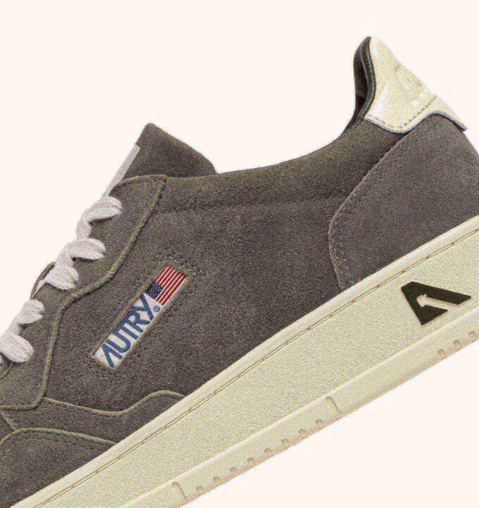 MEDALIST LOW SNEAKERS IN MISTLETOE AND OFF WHITE SUEDE