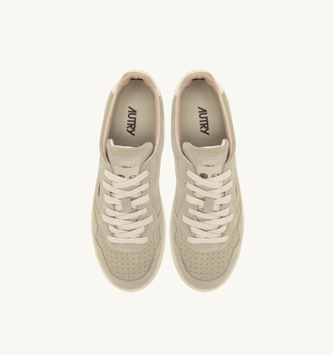 MEDALIST LOW SNEAKERS IN PAPYRUS AND OFF WHITE SUEDE