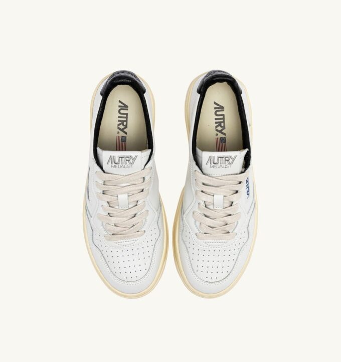 MEDALIST LOW SNEAKERS IN WHITE AND BLACK LEATHER WITH LETTERING MEDALIST LOW SNEAKERS IN WHITE AND BLACK LEATHER WITH LETTERING
