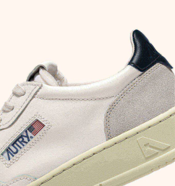 BASKETS MEDALIST LOW EN CUIR BLANC ET BLEU ET DAIM BEIGE