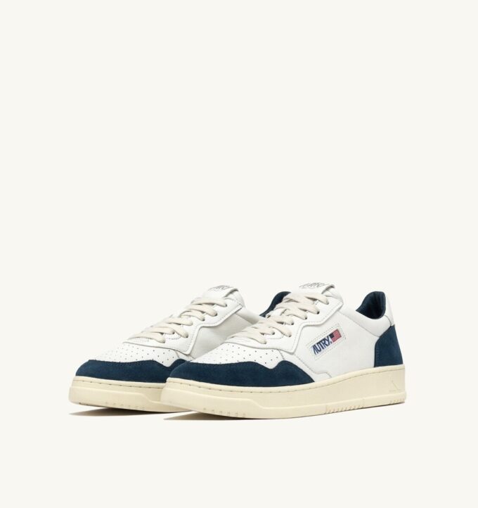 MEDALIST LOW SNEAKERS IN WHITE AND CAPRI LEATHER SUEDE