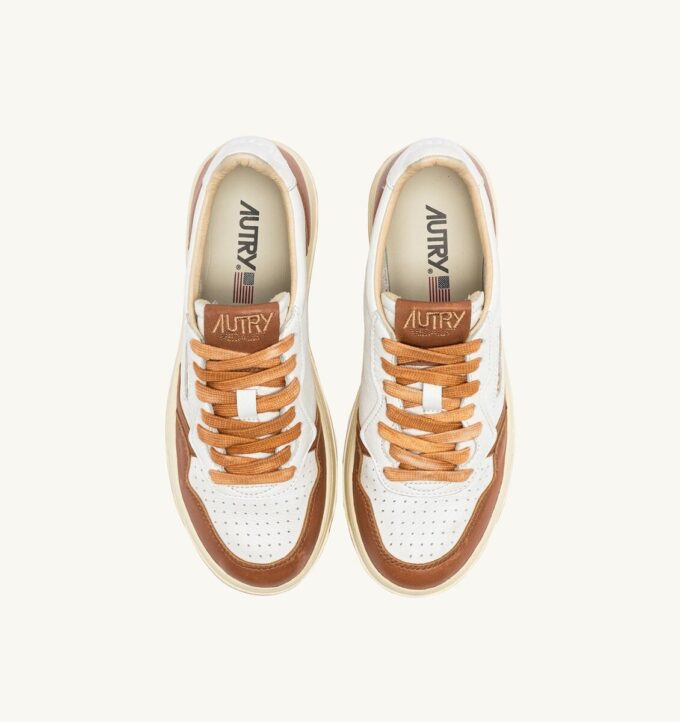 MEDALIST LOW SNEAKERS IN WHITE AND SANDSTORM LEATHER