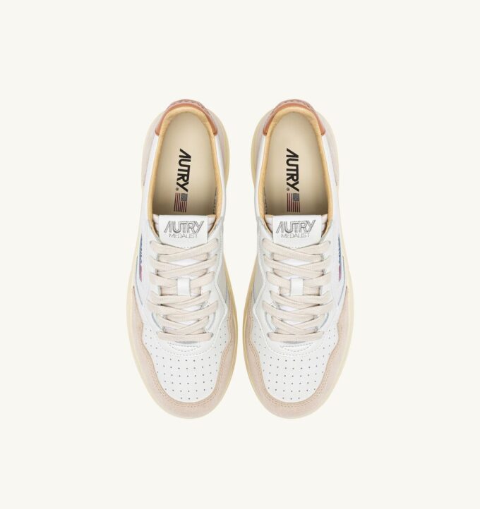 MEDALIST LOW SNEAKERS IN WHITE AND SANDSTORM LEATHER SUEDE