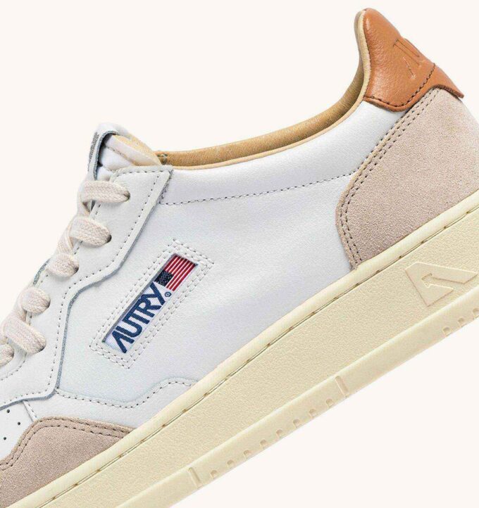 MEDALIST LOW SNEAKERS IN WHITE AND SANDSTORM LEATHER SUEDE