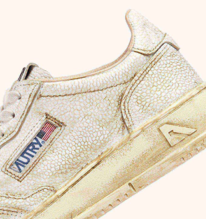 MEDALIST LOW SNEAKERS SUPER VINTAGE IN WHITE AND PLATINUM HAMMERED LEATHER