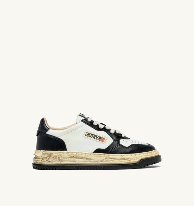 MEDALIST LOW SUPER VINTAGE ‘Autry x Maison MIHARA YASUHIRO General Scale.’ SNEAKERS IN WHITE AND BLACK LEATHER MEDALIST LOW SUPER VINTAGE ‘Autry x Maison MIHARA YASUHIRO General Scale.’ SNEAKERS IN WHITE AND BLACK LEATHER