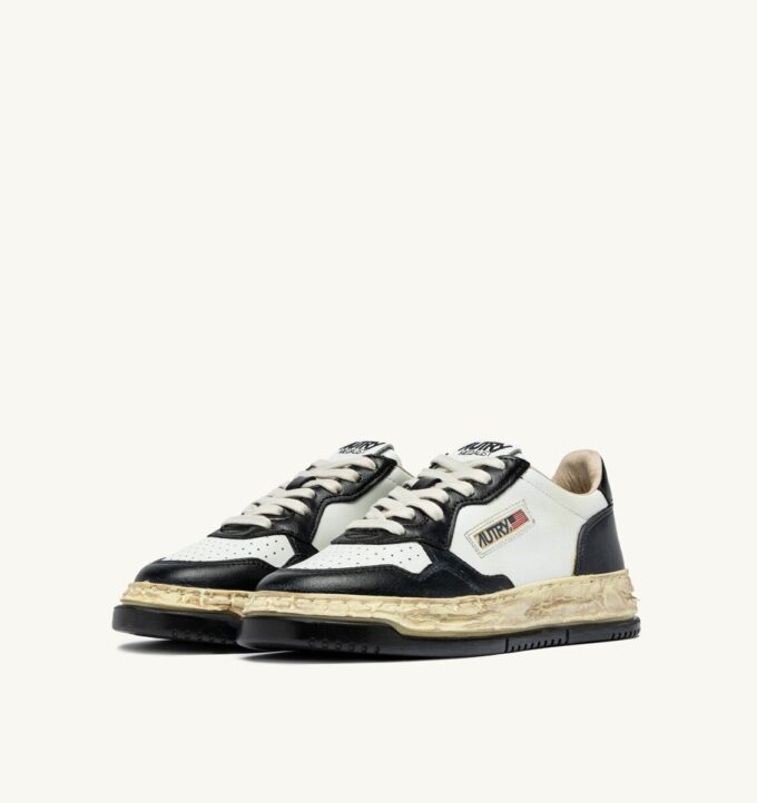 MEDALIST LOW SUPER VINTAGE ‘Autry x Maison MIHARA YASUHIRO General Scale.’ SNEAKERS IN WHITE AND BLACK LEATHER MEDALIST LOW SUPER VINTAGE ‘Autry x Maison MIHARA YASUHIRO General Scale.’ SNEAKERS IN WHITE AND BLACK LEATHER