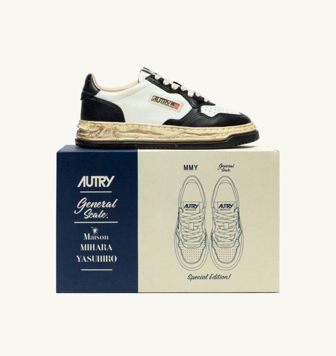 MEDALIST LOW SUPER VINTAGE ‘Autry x Maison MIHARA YASUHIRO General Scale.’ SNEAKERS IN WHITE AND BLACK LEATHER MEDALIST LOW SUPER VINTAGE ‘Autry x Maison MIHARA YASUHIRO General Scale.’ SNEAKERS IN WHITE AND BLACK LEATHER