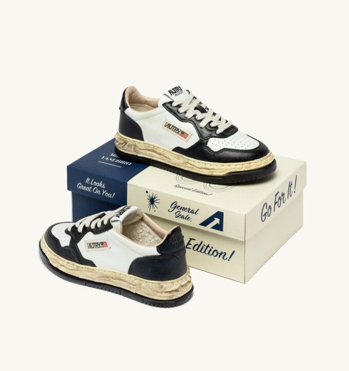 MEDALIST LOW SUPER VINTAGE ‘Autry x Maison MIHARA YASUHIRO General Scale.’ SNEAKERS IN WHITE AND BLACK LEATHER MEDALIST LOW SUPER VINTAGE ‘Autry x Maison MIHARA YASUHIRO General Scale.’ SNEAKERS IN WHITE AND BLACK LEATHER