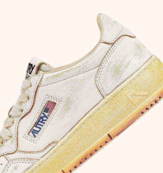 MEDALIST LOW SUPER VINTAGE SNEAKERS IN WHITE SCRUBBED LEATHER MEDALIST LOW SUPER VINTAGE SNEAKERS IN WHITE SCRUBBED LEATHER